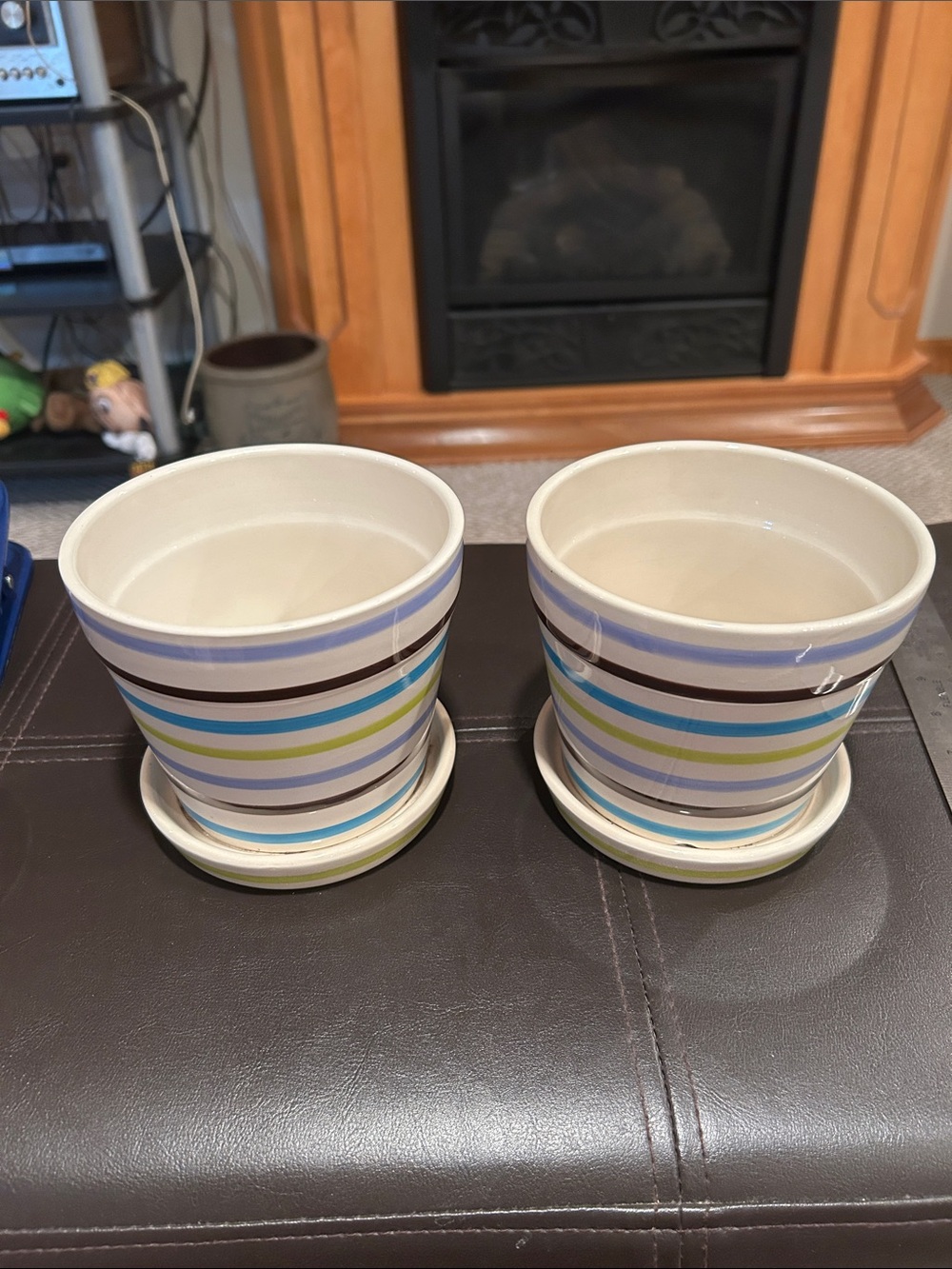 Set of 2 matching ceramic flower pots